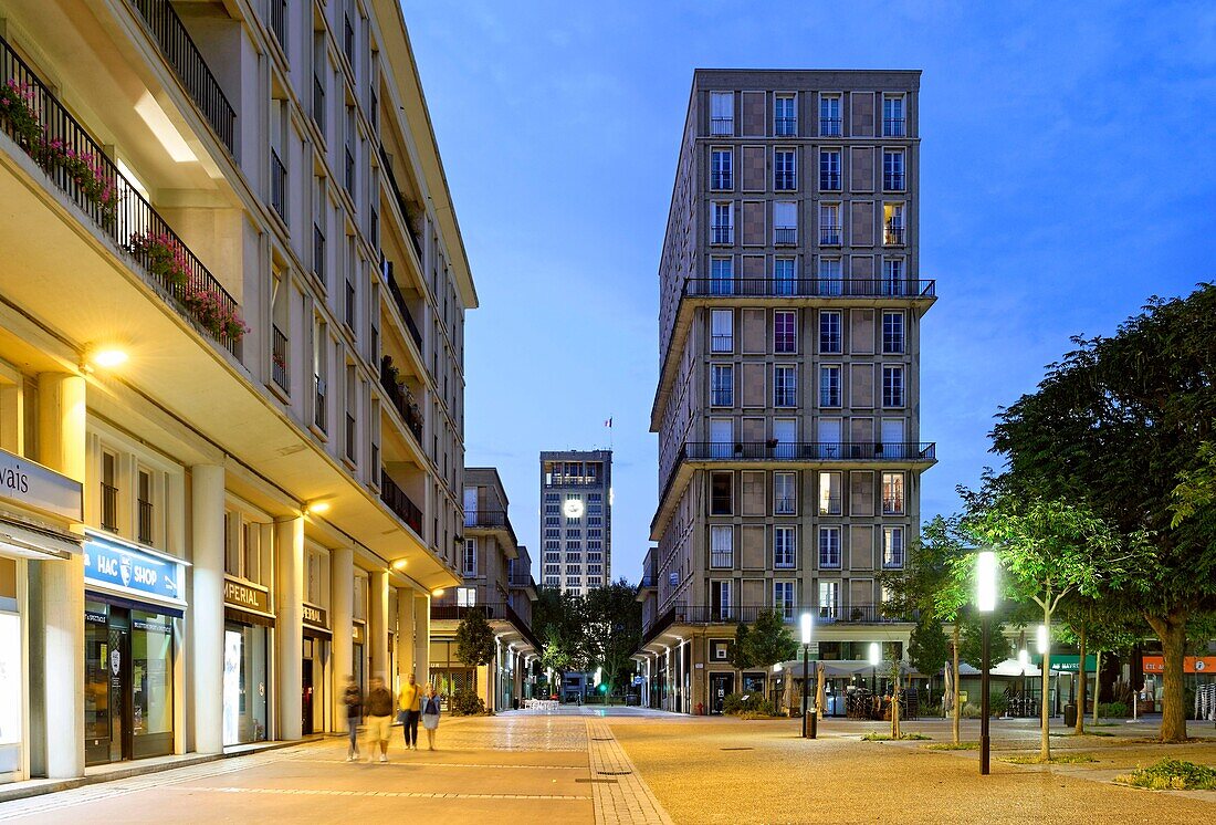 Frankreich,Seine Maritime,Le Havre,von der UNESCO zum Weltkulturerbe erklärtes Stadtzentrum,Rue Victor Hugo,Insel, bestehend aus einem von Auguste Perret zwischen 1946 1950 entworfenen Gebäude ohne individuelle Zuordnung (ISAI) und dem von den Architekten Auguste Perret und Jacques Tournant entworfenen und 1958 eingeweihten Rathaus (im Hintergrund)