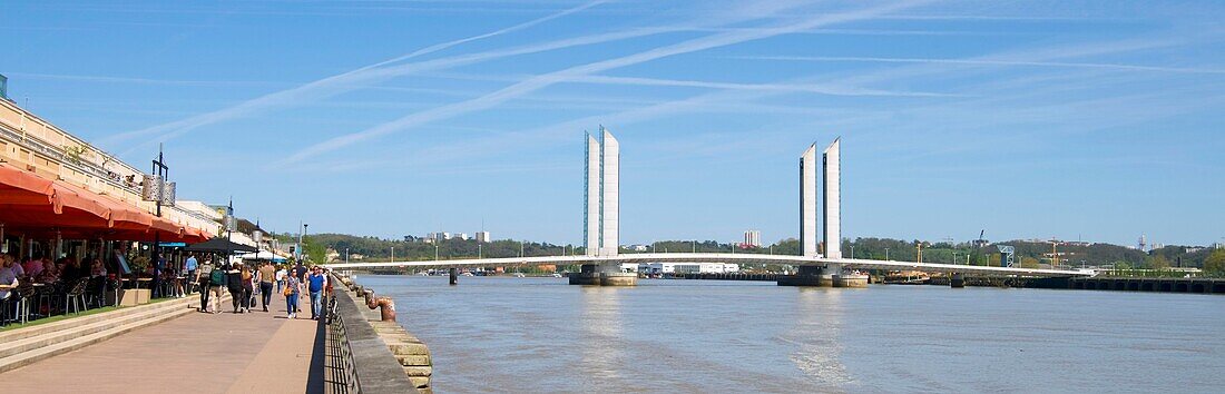 Frankreich,Gironde,Bordeaux,von der UNESCO zum Weltkulturerbe erklärtes Gebiet,Kai in Bordeaux am Rande der Garonne,Bacalan-Kai,Chaban-Delmas-Brücke von den Architekten Charles Lavigne,Thomas Lavigne und Christophe Cheron