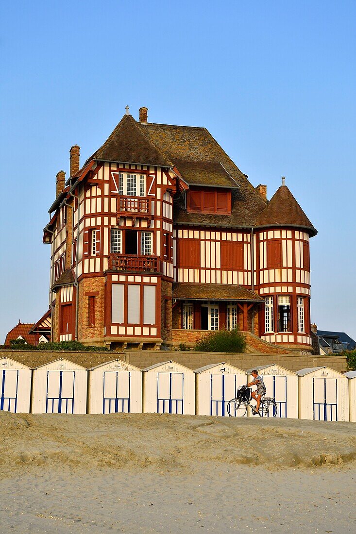 Frankreich,Somme,Baie de Somme,Le Crotoy,Belle-Epoque-Villa und Strandkabinen an der Jules-Noiret-Promenade