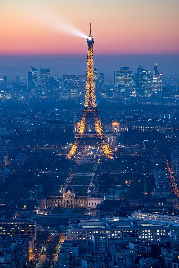 Frankreich,Paris,Welterbe der UNESCO,Eiffelturm (© SETE-illuminations Pierre Bideau) und La Defense nach Sonnenuntergang