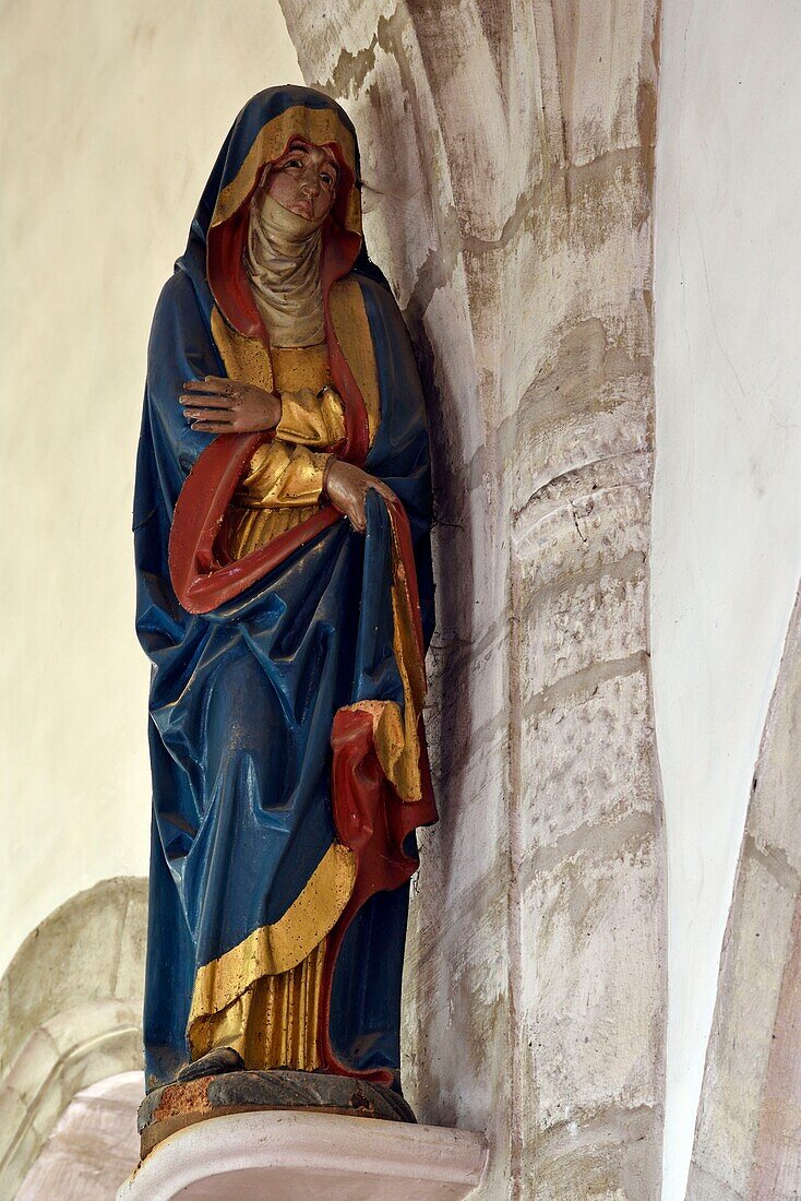 Frankreich,Doubs,Mouthier Haute Pierre,Kirche Saint Laurent aus dem 15. Jahrhundert,Eingang des Chors,Statue aus dem 15. Jahrhundert,die Jungfrau,war Teil der Tortur des alten Strahls der Herrlichkeit