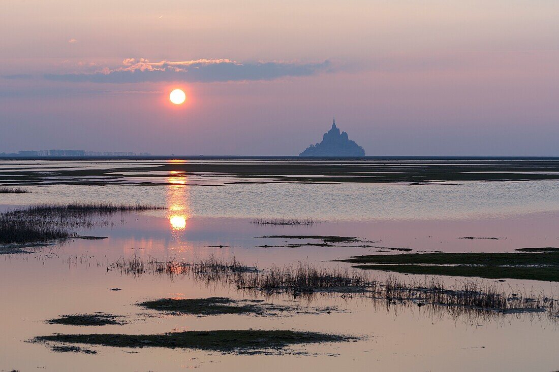 Frankreich,Manche,Bucht des Mont Saint Michel,von der UNESCO zum Weltkulturerbe erklärt,die Bucht und der Mont Saint Michel bei Herbstflut vom Roche Torin aus