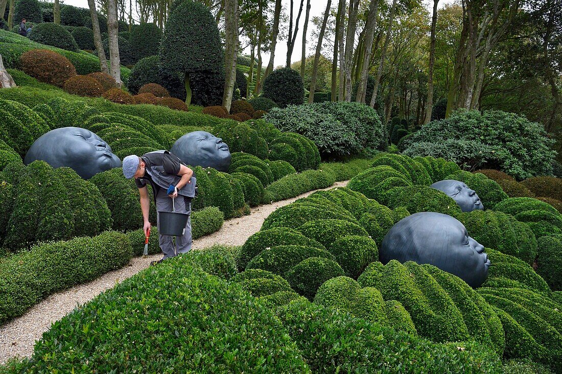 Frankreich,Seine Maritime,Pays de Caux,Cote d'Albatre,Etretat,Les Jardins d'Etretat von Alexander Grivko,die riesigen und runden Köpfe von Samuel Salcedo