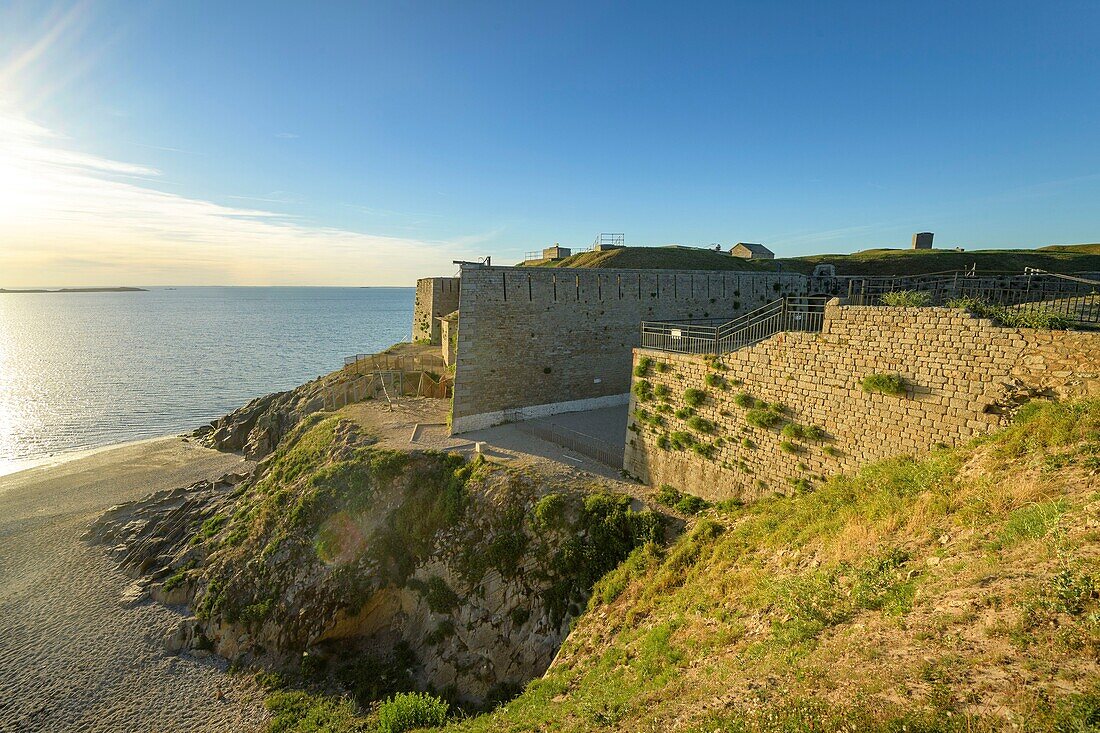 Frankreich,Morbihan,Saint-Pierre-Quiberon,Fort Penthièvre bei Sonnenuntergang