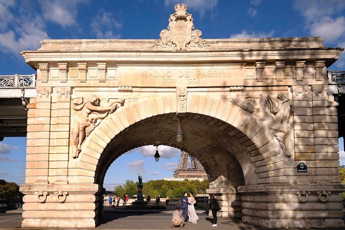 Frankreich,Paris,von der UNESCO zum Weltkulturerbe erklärtes Gebiet,Asiatische Hochzeit unter der Bir-Hakeim-Brücke,ehemals Passy-Viadukt,Zentraler Portikus vor dem Eiffelturm