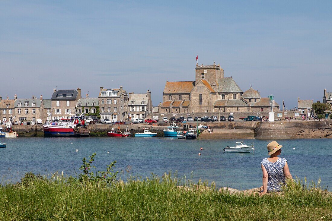 Frankreich,Manche,Cotentin,Barfleur,beschriftet Les Plus Beaux Villages de France (Die schönsten Dörfer Frankreichs),Hafen und Kirche Saint Nicolas aus dem 17. bis 19.