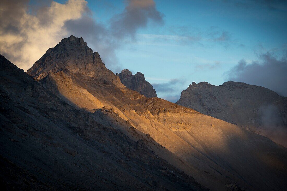 Frankreich,Savoie,Valloire,Massiv des Cerces,Fahrradaufstieg auf den Col du Galibier,eine der Routen des größten Fahrradgebiets der Welt,Blick auf den Felsen Termier Effekt der Wolken bei Sonnenuntergang