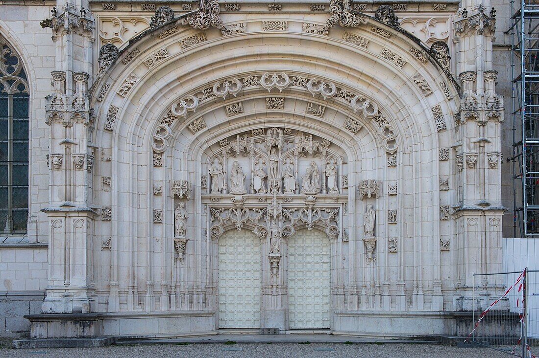 Frankreich,Ain,Bourg en Bresse,Königliches Kloster von Brou, 2018 restauriert,Kirche St. Nikolaus von Tolentino,Portal des Haupteingangs reich verziert mit Skulpturen