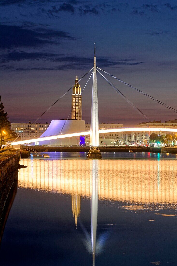 Frankreich,Seine Maritime,Le Havre,von Auguste Perret wiederaufgebaute Stadt, von der UNESCO zum Weltkulturerbe erklärt,Fußgängerbrücke des Bassin du Commerce von Guillaume Gillet (1969),Vulkan des Architekten Oscar Niemeyer und Laternenturm der Kirche Saint Joseph