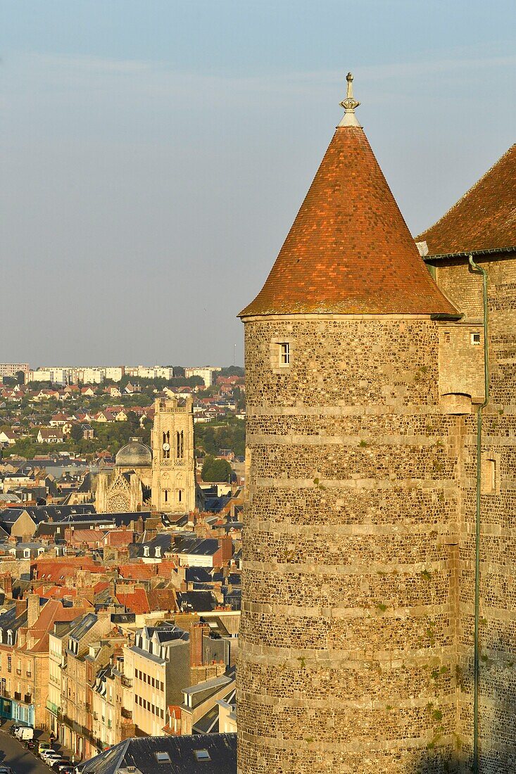 Frankreich,Seine Maritime,Pays de Caux,Cote d'Albatre (Alabasterküste),Dieppe,Schlossmuseum,das Schlossmuseum dominiert die Stadt und die Kirche Saint Jacques im Hintergrund