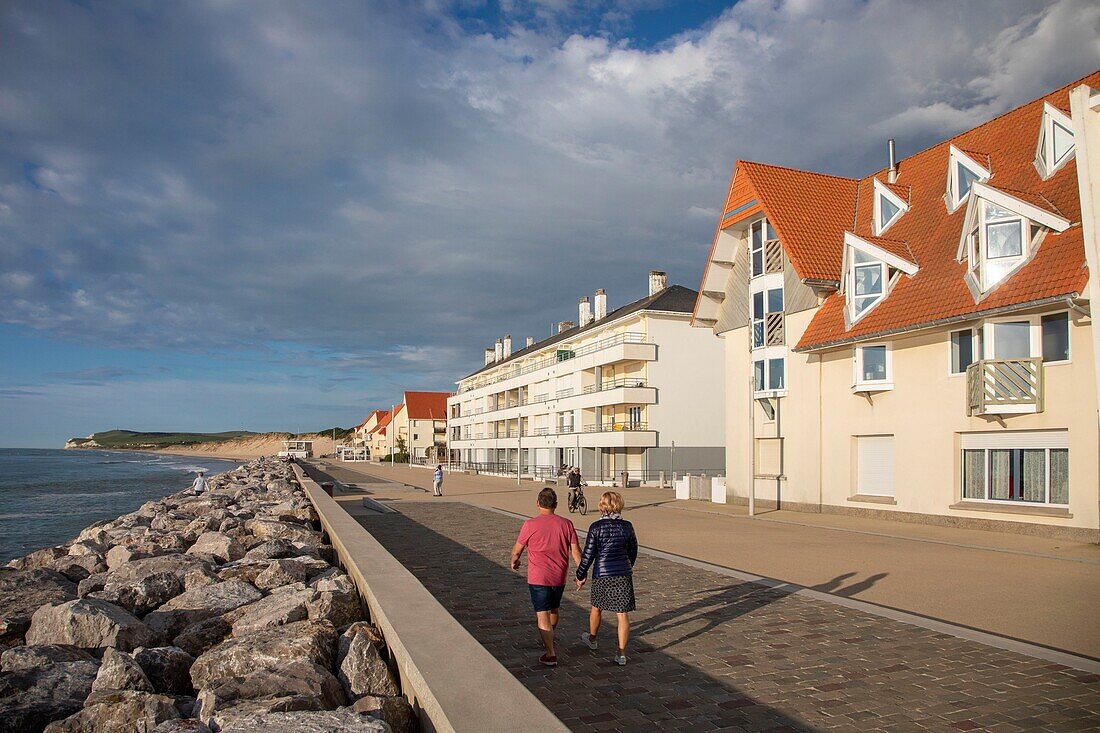 Frankreich,Pas de Calais,Wissant,Deichpromenade bei Flut