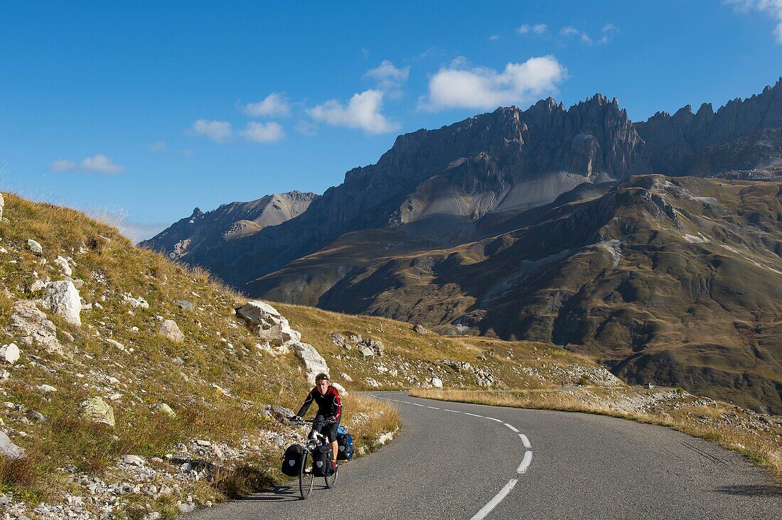 Frankreich,Savoie,Massif des Cerces,Valloire,Radtour auf den Col du Galibier,eine der Routen des größten Radsportgebiets der Welt,letzter Kilometer vor dem Gipfel und Fels des großen Pare