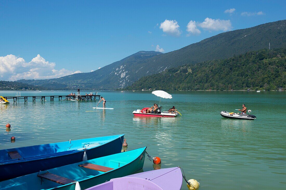 Frankreich,Savoie,Aiguebelette-See,der Strand des Hotels Sirens in der Nähe von Lépin,der See und der Berg des Epine