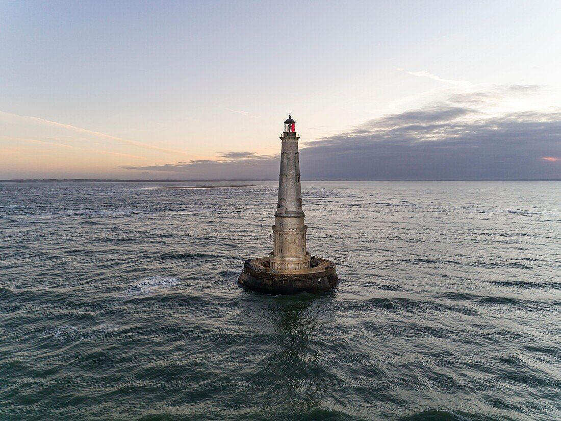 Frankreich,Gironde,Verdon sur Mer,Felsplateau von Cordouan,Leuchtturm von Cordouan,gelistet als Monument Historique,Gesamtansicht bei Flut (Luftbild)