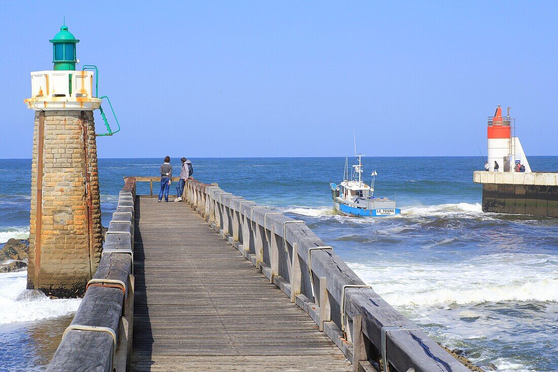 Frankreich,Landes,Capbreton,Ausleger und Leuchtturm an der Atlantikküste mit einem auslaufenden Fischerboot