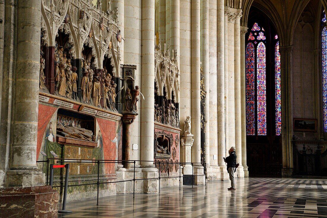Frankreich,Somme,Amiens,Kathedrale Notre-Dame,Juwel der gotischen Kunst,von der UNESCO zum Weltkulturerbe erklärt,das südliche Ende des Chors und seine Gräber,das Mausoleum von Ferry de Beauvoir und das Hochrelief des Lebens von Saint Firmin