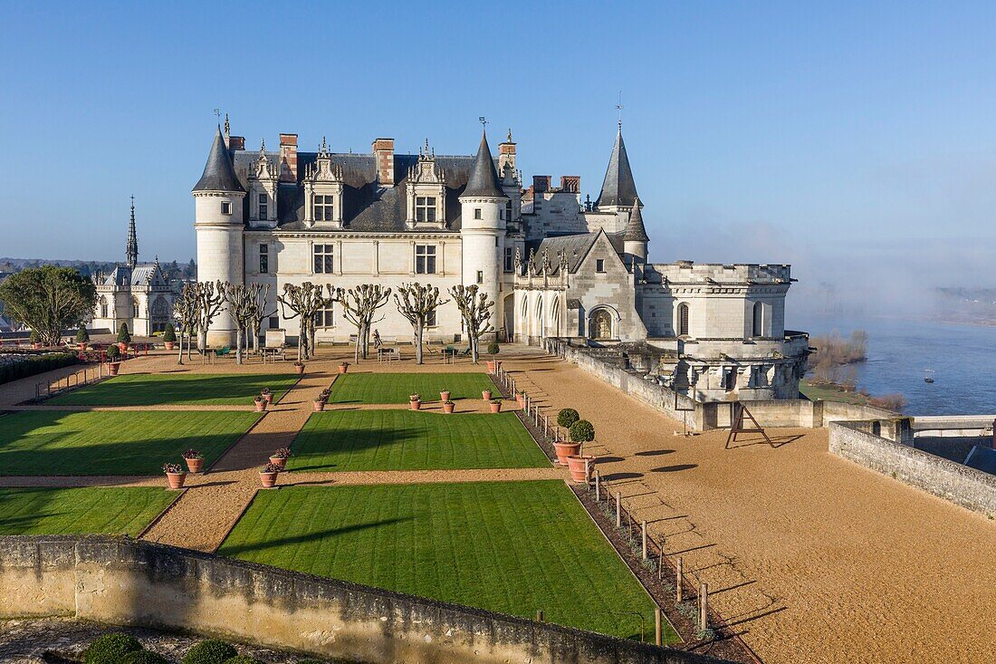 Frankreich,Indre et Loire,Loiretal als Weltkulturerbe der UNESCO,Amboise,Schloss Amboise,das Schloss von Amboise vom Innenhof und der Garten von Neapel