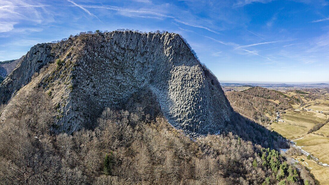 Frankreich,Puy de Dome,Orcival,Regionaler Naturpark der Vulkane der Auvergne,Monts Dore,Tuiliere-Felsen,vulkanisches Rohr aus Phonolith (Luftaufnahme)