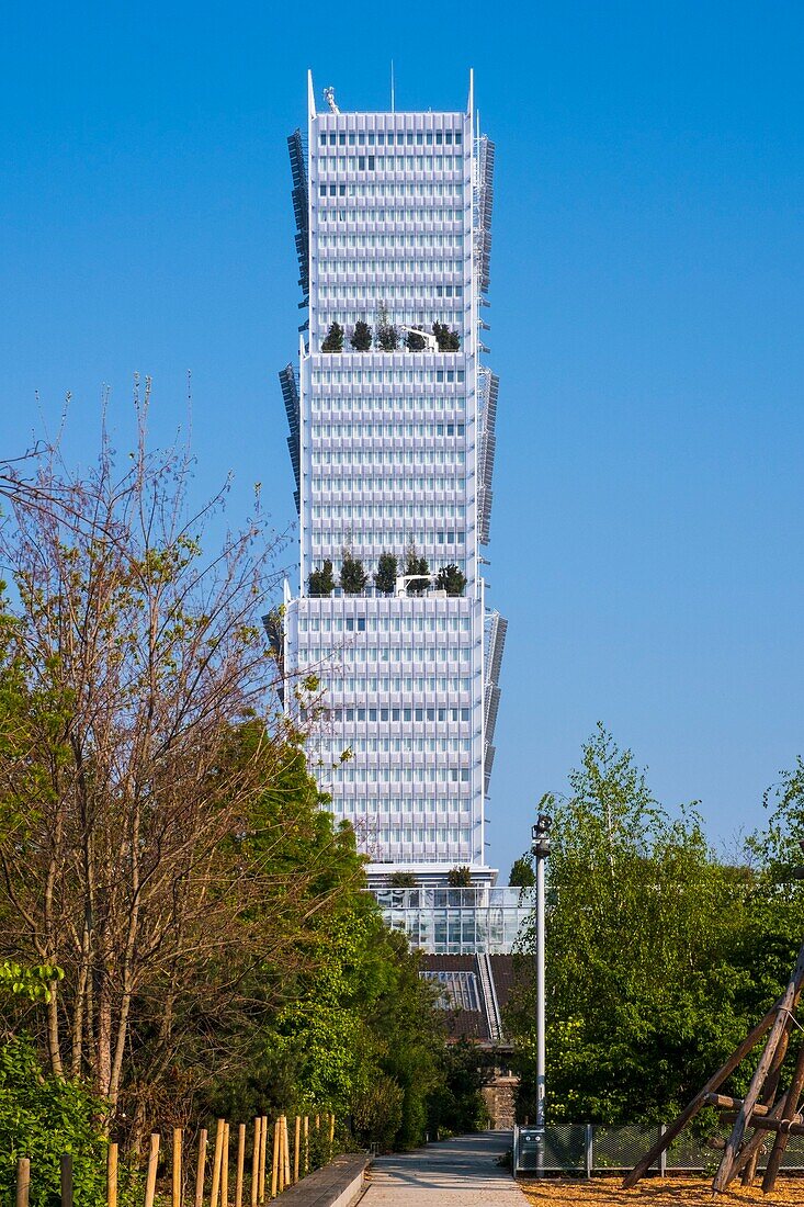 France,Paris,Batignolles district,Clichy Batignolles Martin Luther King garden with a building in the Clichy Batignolles urban development,new Palais de Justice by Renzo Piano