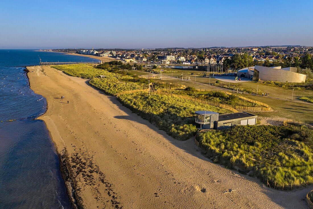 Frankreich,Calvados,Courseulles sur Mer,Juno Beach Centre,Museum über die Rolle Kanadas im Zweiten Weltkrieg (Luftaufnahme)