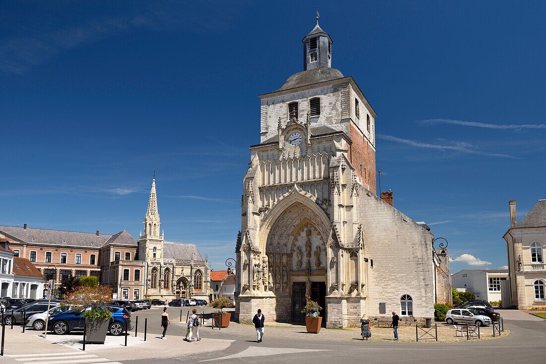 Frankreich,Pas de Calais,Montreuil sur Mer,Abteikirche Saint Saulve aus dem 12. Jahrhundert mit der katholischen Kapelle Saint Nicolas des Hôtel Dieu im Hintergrund