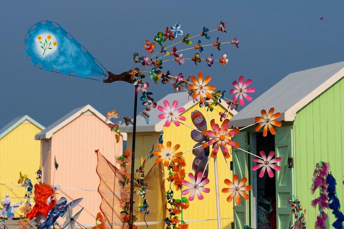 Frankreich,Pas de Calais,Opale Coast,Berck sur Mer,Berck sur Mer International Kite Meetings,während 9 Tagen empfängt die Stadt 500 Drachen aus der ganzen Welt für eine der wichtigsten Drachenveranstaltungen der Welt,der Windgarten bietet eine Vielzahl von Drehkreuzen, Wetterfahnen und anderen Dekorationen mit Materialien der Erholung oder Instrumente, deren Saiten mit dem Wind schwingen und Töne erzeugen