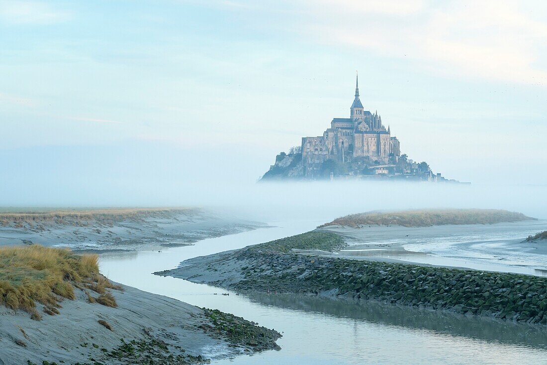 Frankreich,Manche,der Mont-Saint-Michel,Blick auf die Insel und die Abtei bei Sonnenaufgang von der Mündung des Couesnon
