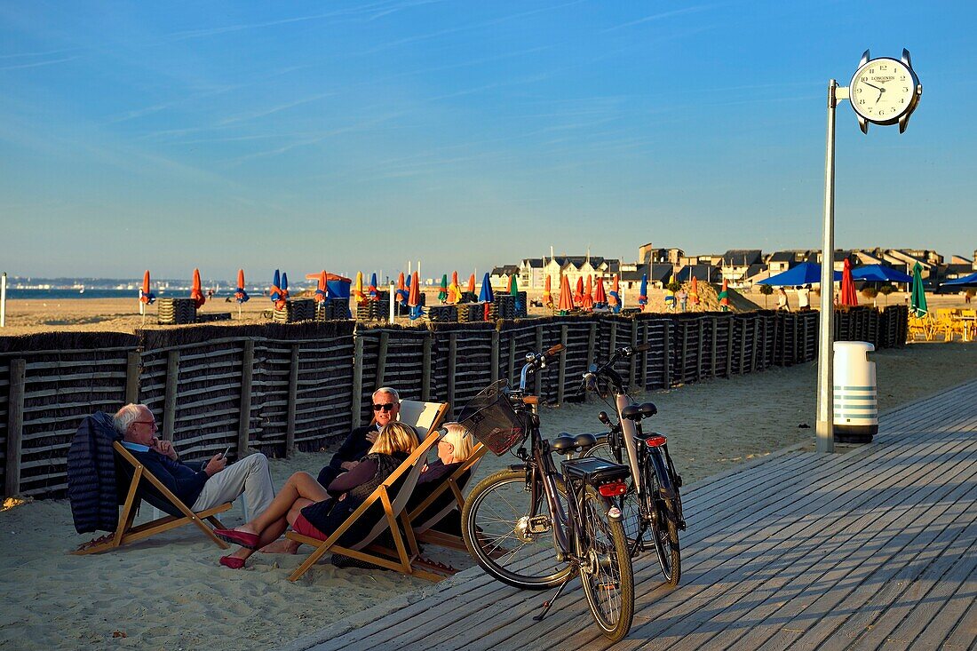 Frankreich,Calvados,Pays d'Auge,Deauville,Elektrofahrrad auf den berühmten Planken am Strand