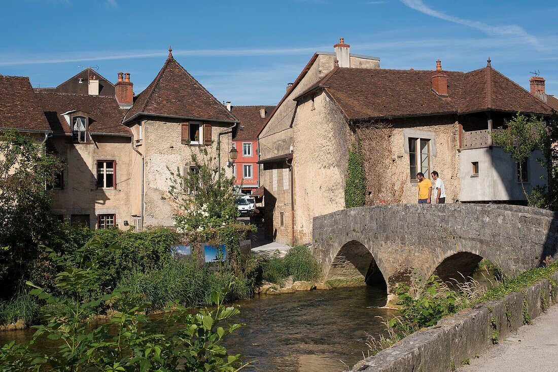 Frankreich,Jura,Arbois,die alte Kapuziner-Fußgängerbrücke über den Fluss Cuisance