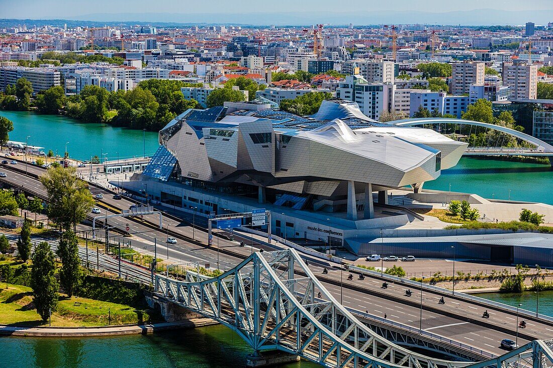 Frankreich,Rhone,Lyon,Stadtteil La Confluence im Süden der Halbinsel,Blick auf die Eisenbahn- und Straßenbrücken der Mulatiere und das Museum der Confluences,Museum der Wissenschaften und Unternehmen am Zusammenfluss von Rhone und Saone