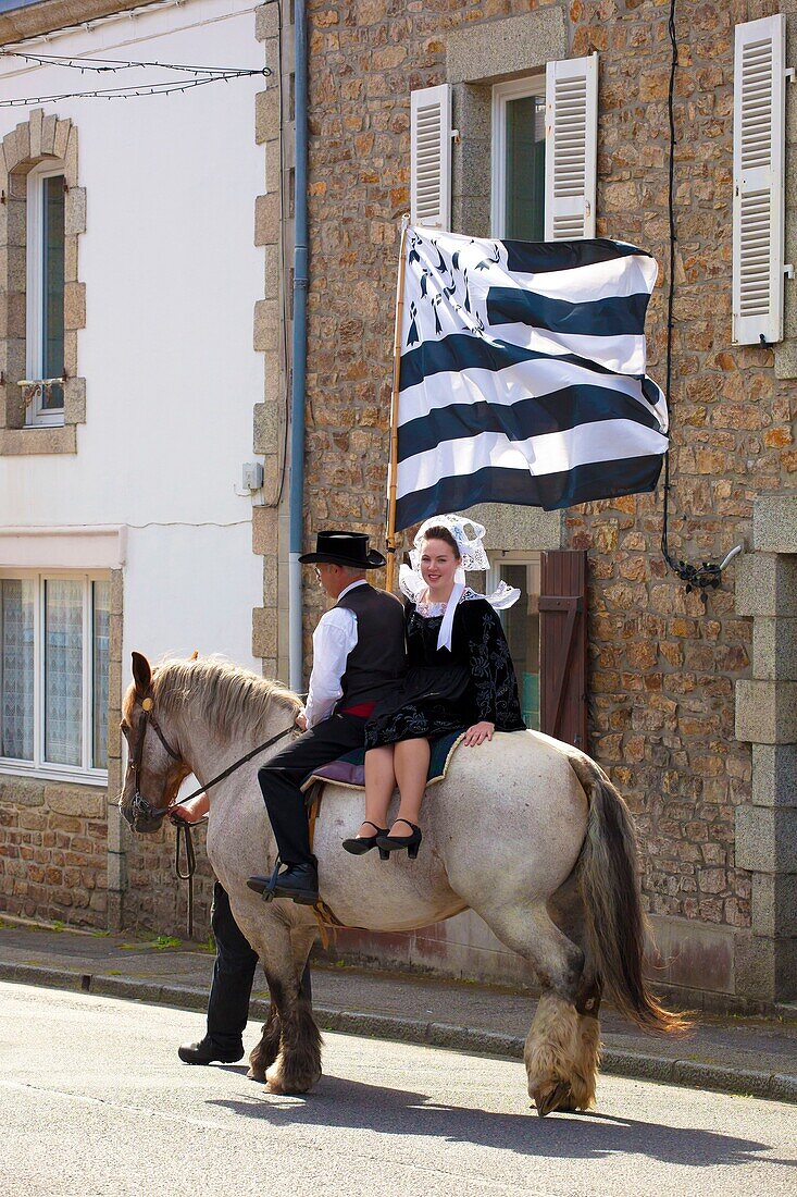 Frankreich,Finistere,Gorse Flower Festival 2015 in Pont Aven,Leiter der Parade zu Pferd