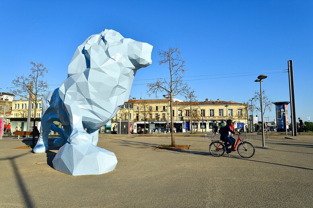 Frankreich,Gironde,Bordeaux,zum Weltkulturerbe gehörendes Gebiet,Platz von Stalingrad,Skulptur "der blaue Löwe" des Künstlers Xavier Veilhan