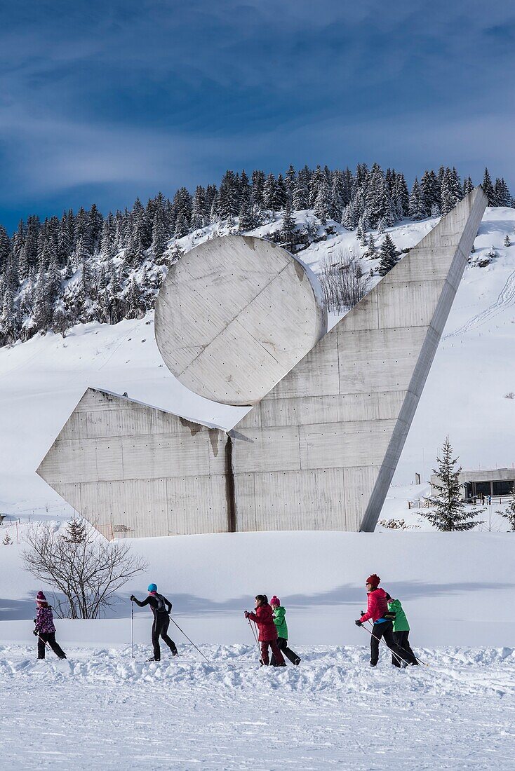 Frankreich,Haute Savoie,Bornes-Massiv,Plateau des Glieres,Kindergruppe auf Langlaufloipen und das Nationaldenkmal des Widerstands von Emile Gilioli