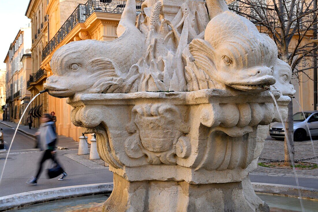 Frankreich,Bouches du Rhone,Aix en Provence,Mazarin-Viertel,Springbrunnen und Platz der vier Delfine (place des quatre Dauphins)