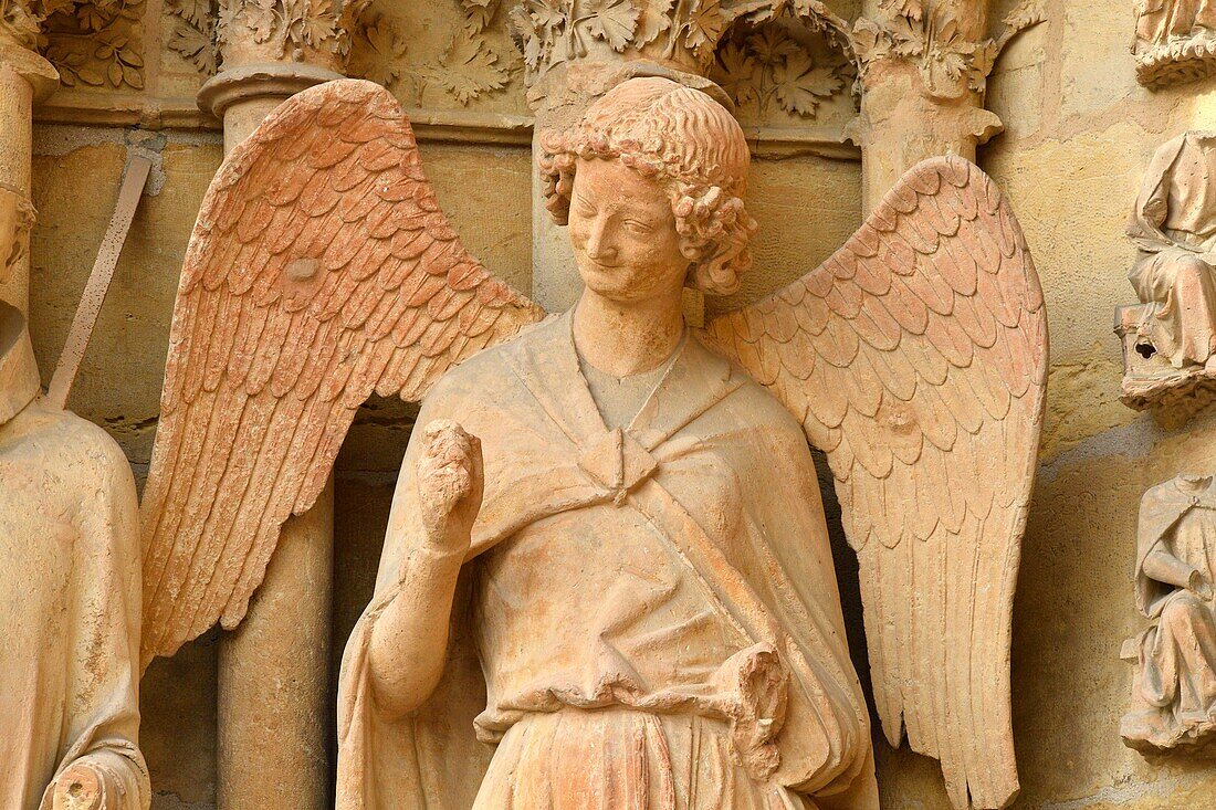 Frankreich,Marne,Reims,Kathedrale Notre Dame,von der UNESCO zum Weltkulturerbe erklärt,Portal,Detail einer Skulptur, die den Engel mit dem Lächeln an der Westfassade darstellt