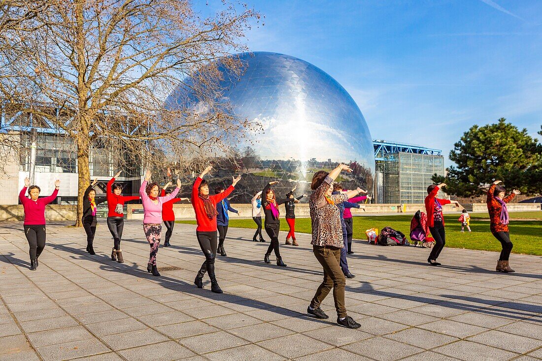 Frankreich,Paris,Parc de la Villette,Chinesische Gymnastikstunde vor der Geode