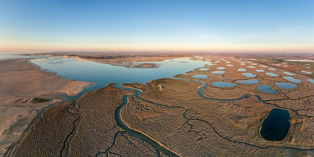 Frankreich,Somme,Fort-Mahon,Luftaufnahme der Authie Bucht,wo die Mäander der Kanäle und die Pools der Jagdhütten die Landschaft prägen,Blick auf Berck-sur-mer im Hintergrund,Panorama durch Zusammensetzen von Bildern 7597 x 3799 px