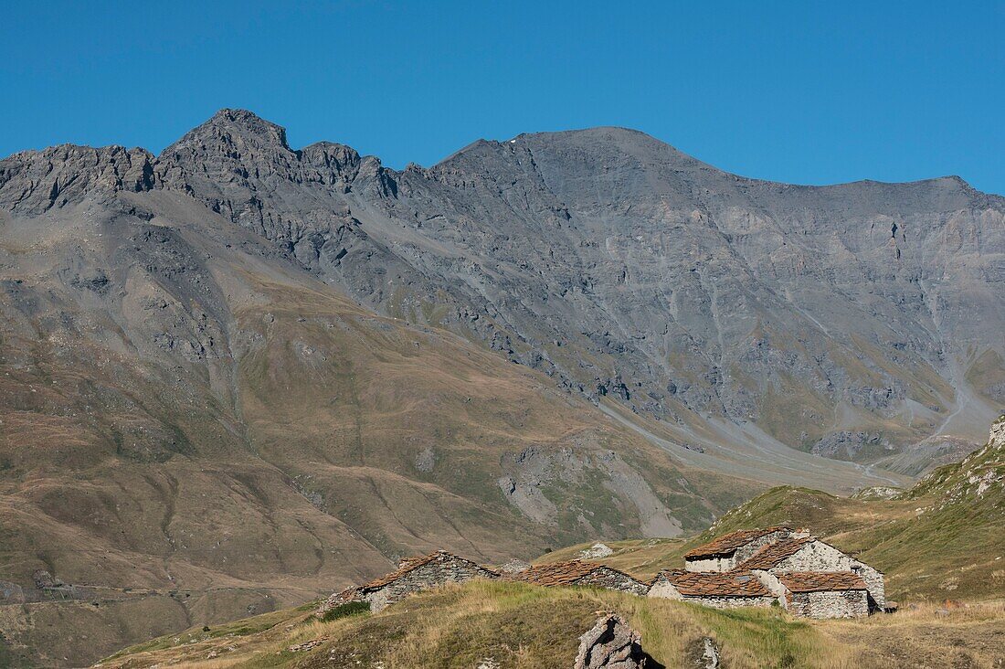 Frankreich,Savoie,Haute Maurienne,Val Cenis,Mont Cenis vorbei am Weiler Rivets in Stein,sehr integriert auf der Straße des kleinen Berges Cenis und dem Signal des großen Mont Cenis