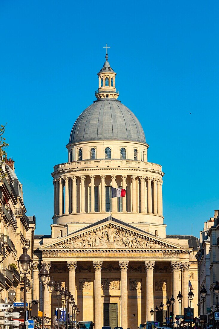 Frankreich,Paris,der Luxembourg Garten mit der Statue des griechischen Schauspielers von Charles Arthur Bourgeois aus dem Jahr 1868 und dem Pantheon im Hintergrund