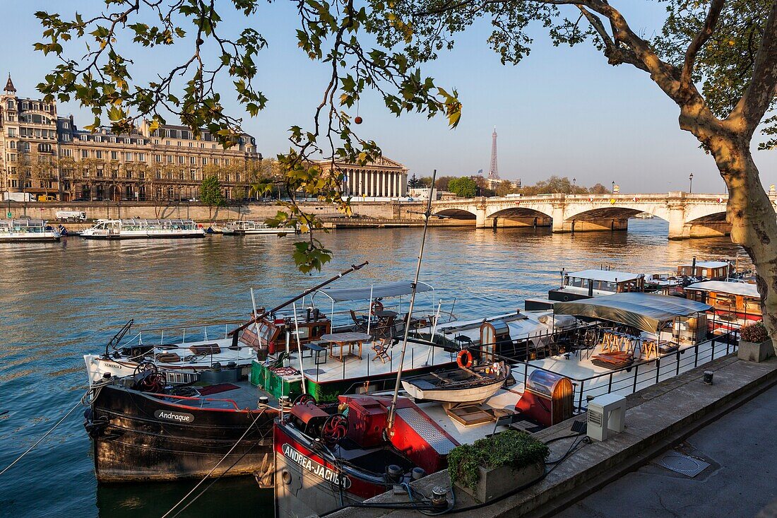 Frankreich,Paris,Weltkulturerbe der UNESCO,die Lastkähne am Port des Tuileries mit dem Palais Bourbon im Hintergrund