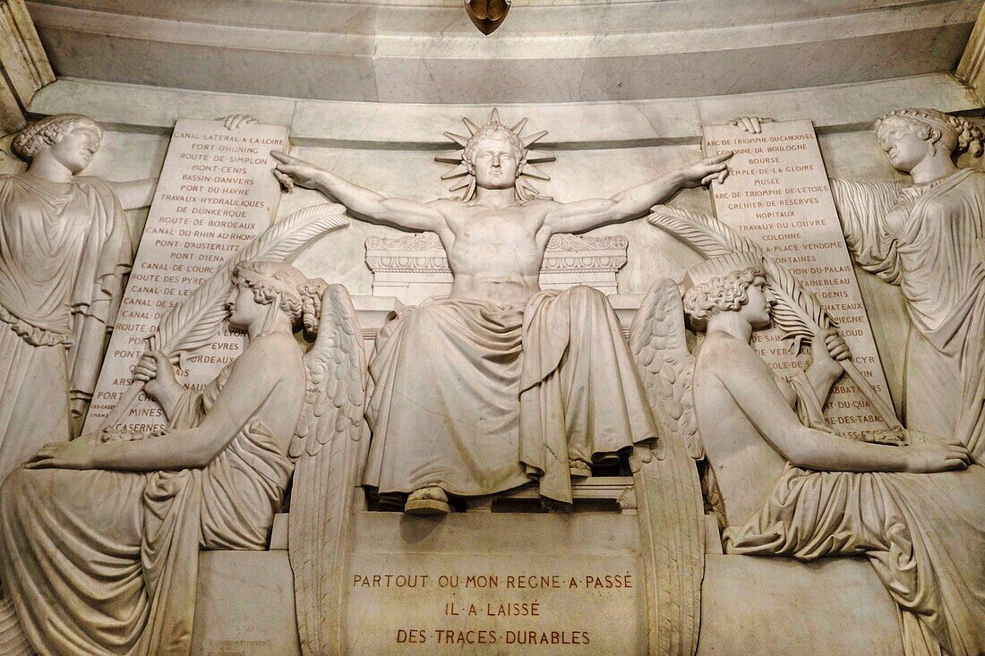Frankreich,Paris,Weltkulturerbe der UNESCO,Kuppel von Les Invalides,Basrelief der öffentlichen Arbeiten