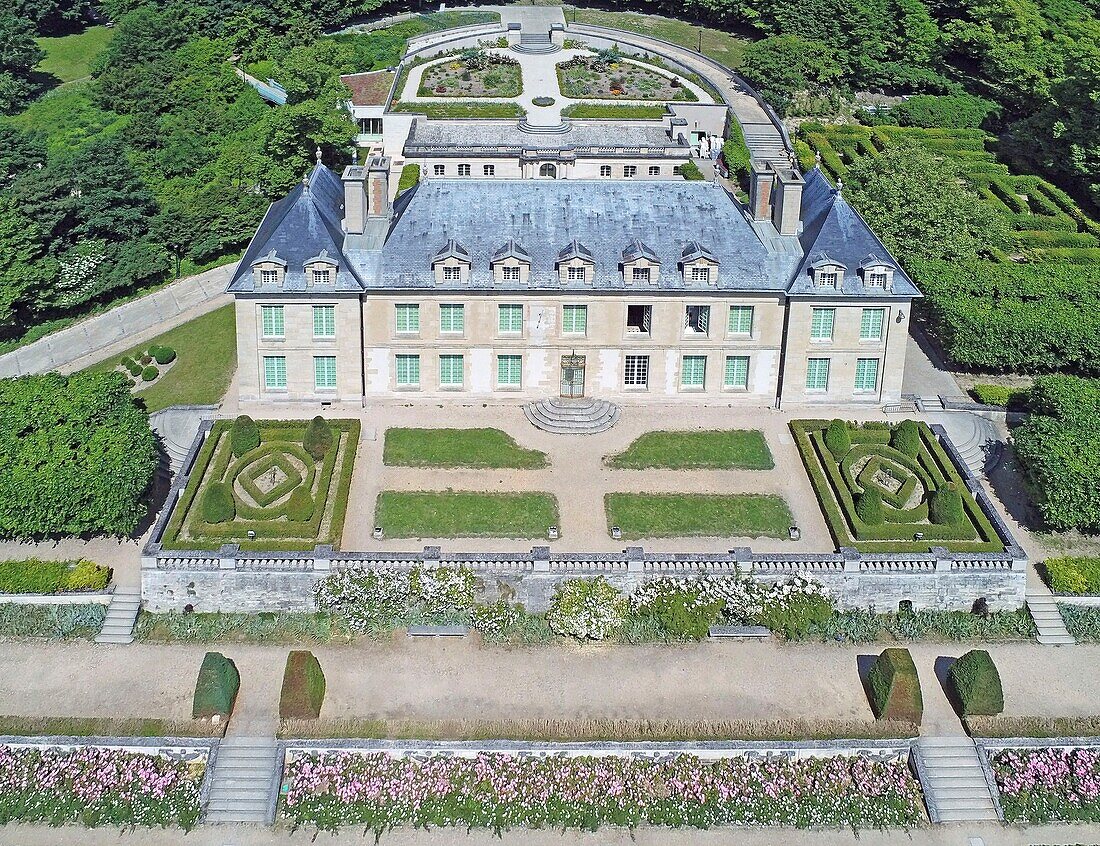 France,Val d'Oise,Auvers sur Oise,17th century castle and its French garden (aerial view)