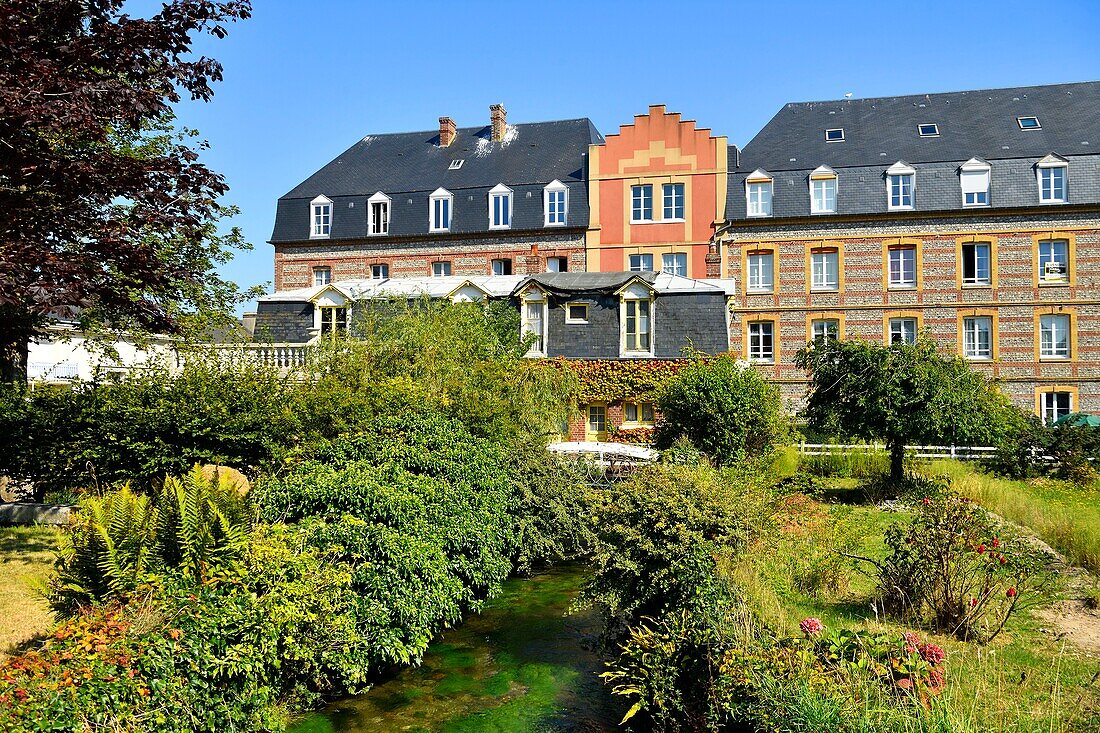 Frankreich,Seine Maritime,Pays de Caux,Cote d'Albatre (Alabasterküste),Veules les Roses,Die schönsten Dörfer Frankreichs,das Dorf Veules les Roses wird von der Veules durchquert,berühmter Fluss für die kurze Länge seines Laufs (1100 m)