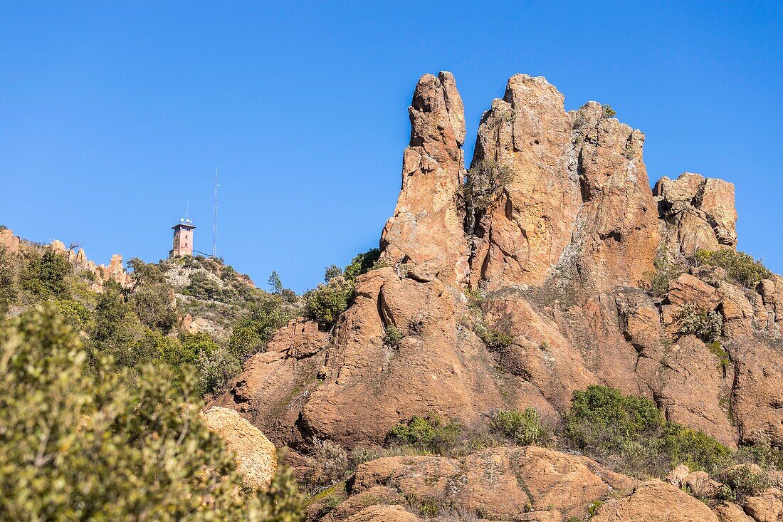 Frankreich,Var,Frejus,Esterel-Massiv,der Wachturm auf dem Berg Vinaigre (641m) dient als Überwachungsposten für Brände,Klippen aus rotem Rhyolithgestein vulkanischen Ursprungs