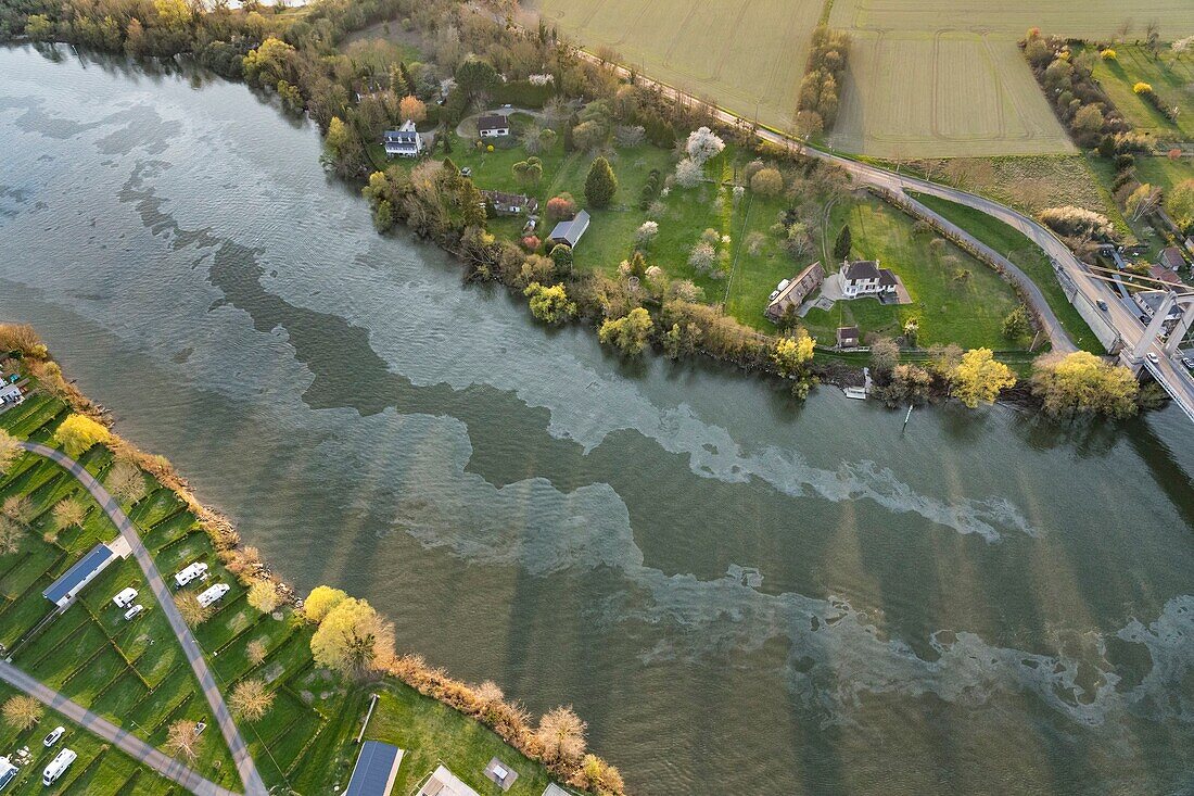 Frankreich,Eure,Les Andelys,Ölverschmutzung in der Seine (Luftaufnahme)