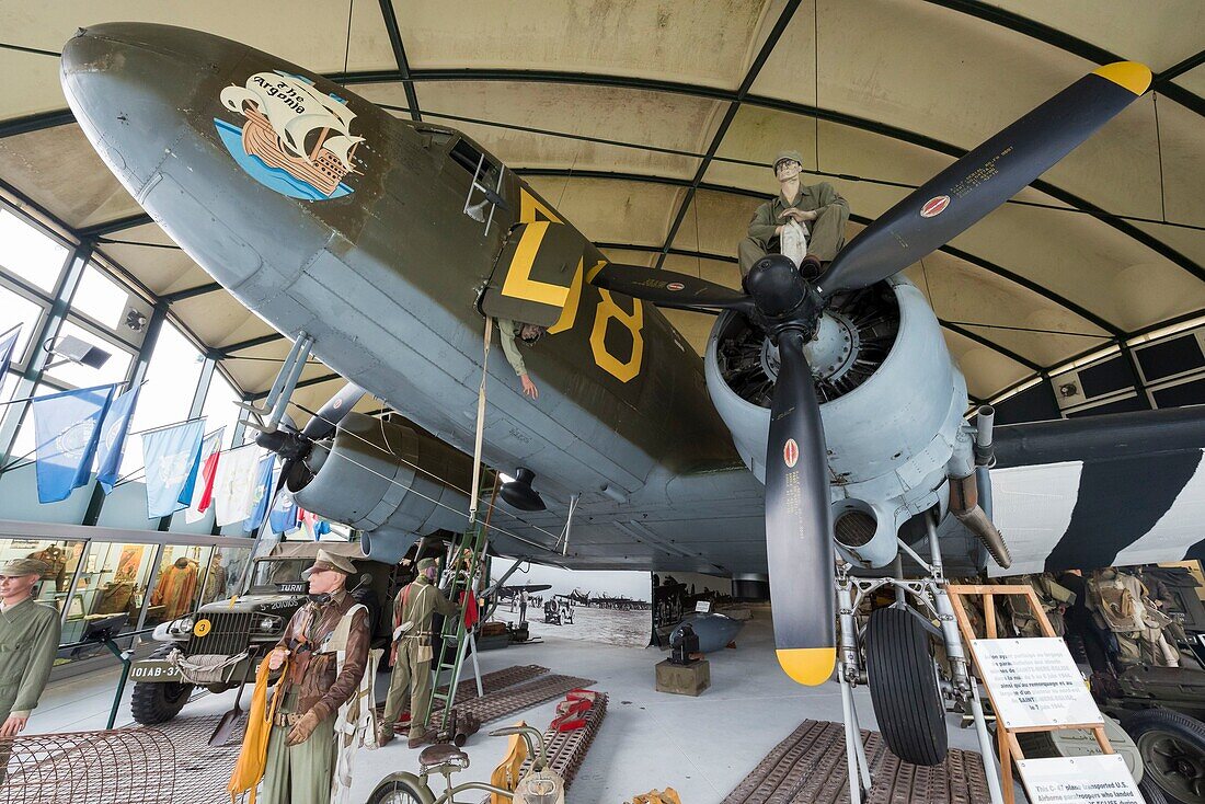Frankreich,Manche,Cotentin,Sainte Mere Eglise,Airborne Museum,Diorama der amerikanischen Fallschirmjäger vor der C-47 &#x201c;The Argonia&#x201d;,das Führungsflugzeug der 439th Transport Group