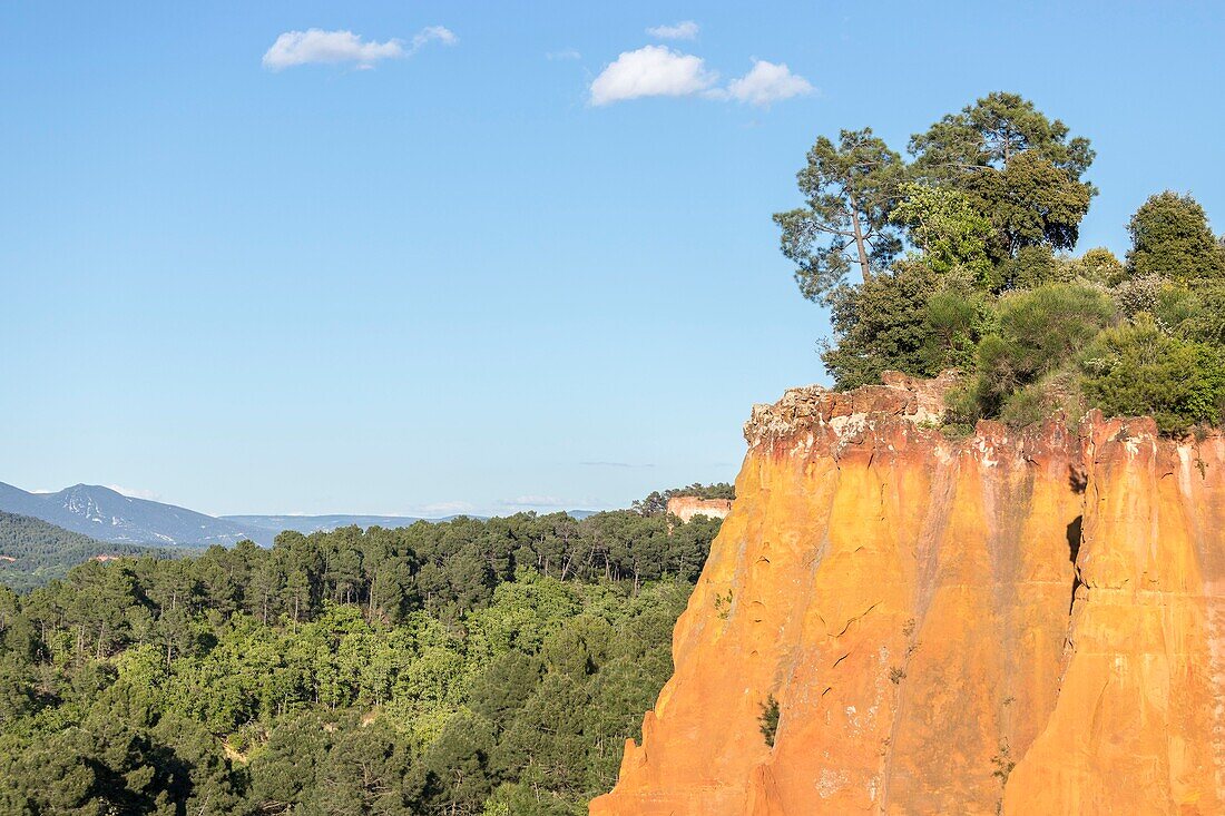 Frankreich,Vaucluse,regionaler Naturpark Luberon,Roussillon,bezeichnet die schönsten Dörfer Frankreichs,ockerfarbene Felsen