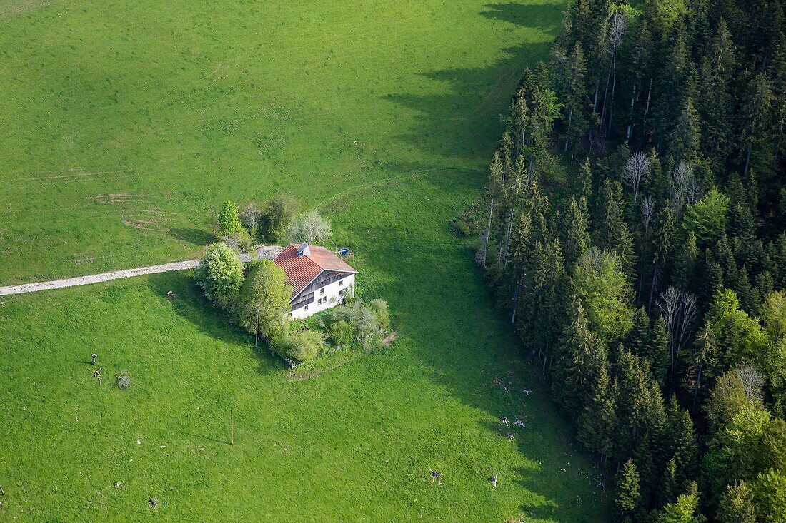 Frankreich,Doubs (25),Bauernhof auf dem Plateau du Haut-Doubs (Luftaufnahme)