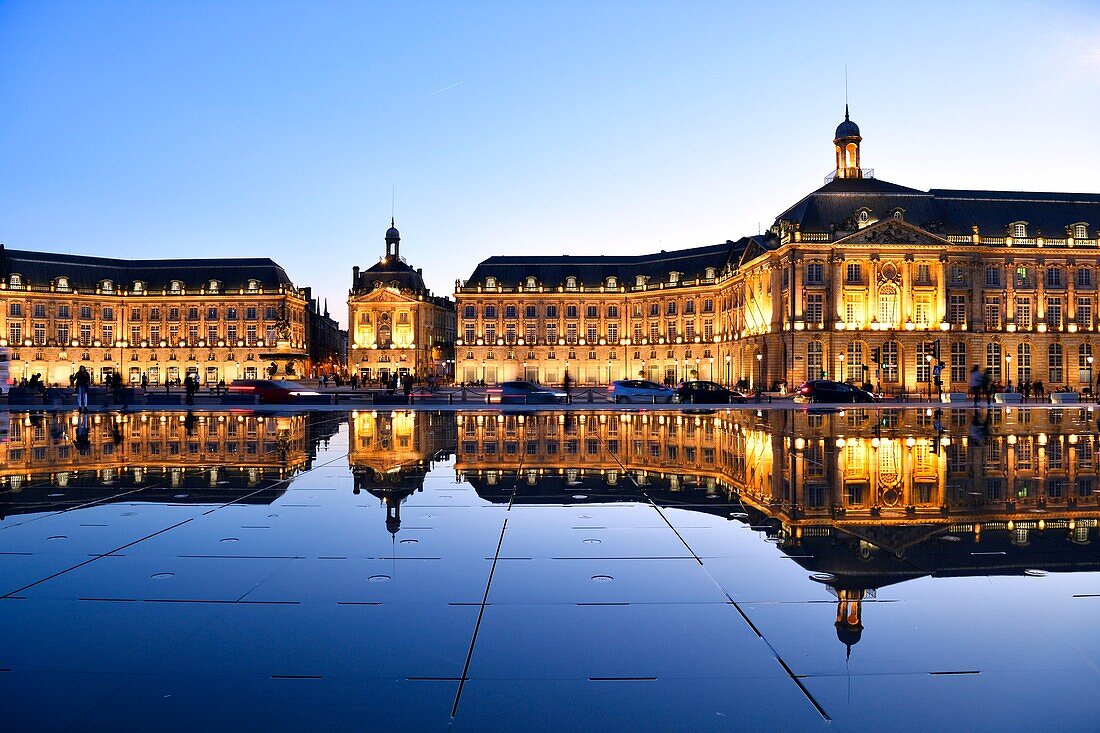 Frankreich,Gironde,Bordeaux,von der UNESCO zum Weltkulturerbe erklärtes Gebiet,Stadtviertel Saint Pierre,Place de la Bourse,das von Jean-Max Llorca geleitete Spiegelbecken aus dem Jahr 2006,Hydrant