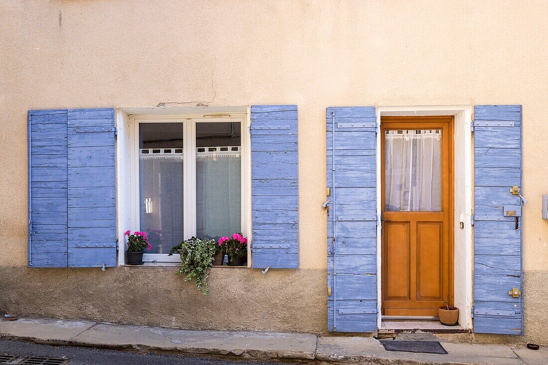 Frankreich,Vaucluse,Regionaler Naturpark Luberon,Cucuron,Eingang eines Dorfhauses